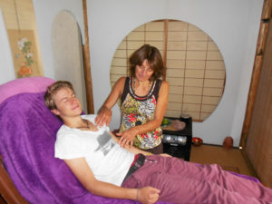 Christa bei einer Reiki-Behandlung mit ihrem Sohn Dimitri. – Foto: zvg