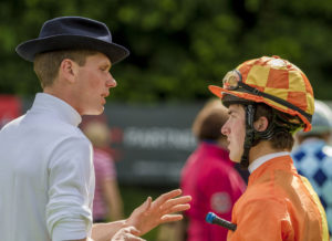 Der Trainer in Aktion – Philipp Schärer gibt Jockey Raphael Lingg die Orders fürs Rennen. – Foto: turffotos.ch