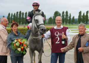 Nil Ashal mit Franziska und Urs Aeschbacher (links und rechts vom Pferd) bei der Siegerehrung von einem seiner bisher acht Siege. – Foto: Scarlett Schär, horseracing.ch